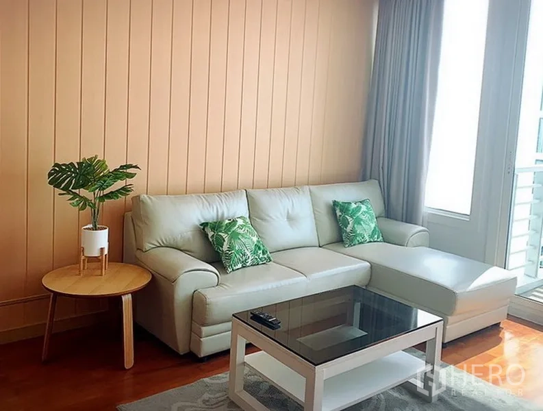 คอนโด ให้เช่าในKhlong Toei, Bangkok - ห้องนั่งเล่นพร้อมโซฟาเข้ามุม โต๊ะกลางกระจก และประตูกระเบียง