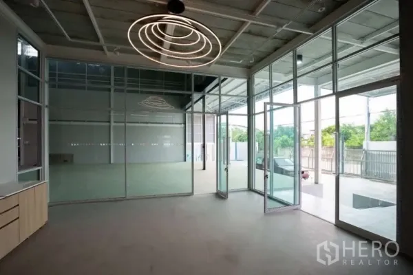 คลังสินค้า ให้เช่าในLat Krabang, Bangkok - โถงสำนักงานกระจก หน้าต่างเต็มผนัง พร้อมโคมไฟดีไซน์วงกลมทันสมัย