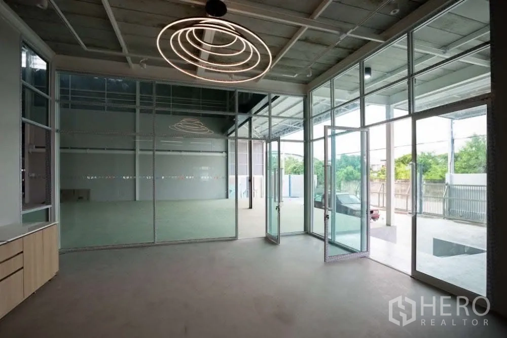 คลังสินค้า ให้เช่าในLat Krabang, Bangkok - โถงสำนักงานกระจก หน้าต่างเต็มผนัง พร้อมโคมไฟดีไซน์วงกลมทันสมัย