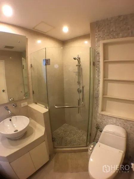 คอนโด ให้เช่าในKhlong Toei, Bangkok - ห้องน้ำโมเดิร์นพร้อมตู้กระจกอาบน้ำ อ่างล้างหน้า และโถสุขภัณฑ์