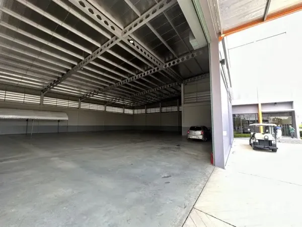 โรงงาน ให้เช่าหรือขายในLam Luk Ka, Pathum Thani - พื้นผลิตสูงโปร่ง โครงเหล็ก พื้นคอนกรีตเรียบ มองจากประตูโหลด