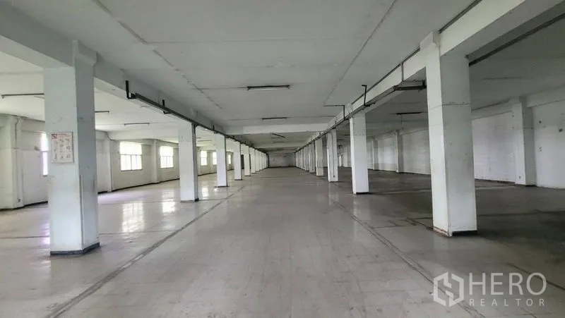 工厂 出租在Mueang Samut Prakan, Samut Prakan - 深进式生产空间，连续立柱与日光灯照明