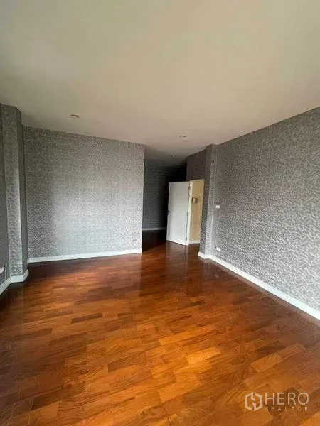 บ้าน ขายในLat Krabang, Bangkok - ห้องกว้างพื้นไม้โทนอุ่น ผนังลายวอลเปเปอร์บนชั้นบน