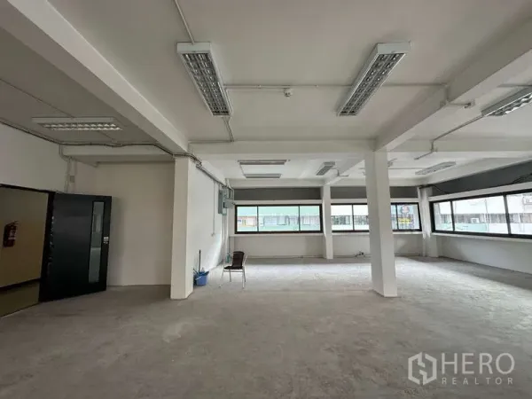 สำนักงาน ให้เช่าในWatthana, Bangkok - ภายในสำนักงานยังไม่ตกแต่ง ผังโล่ง หน้าต่างบานกว้าง และประตูทางเข้า พร้อมปรับแต่ง