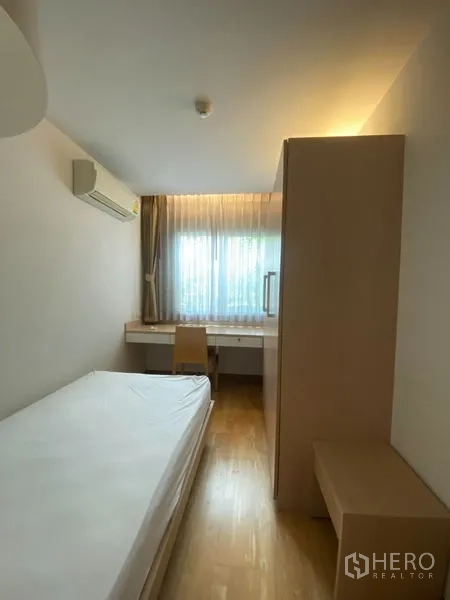 คอนโด ให้เช่าหรือขายในKhlong Toei, Bangkok - ห้องนอนขนาดกะทัดรัด เตียงเดี่ยว หน้าต่าง โต๊ะทำงาน และตู้เสื้อผ้า