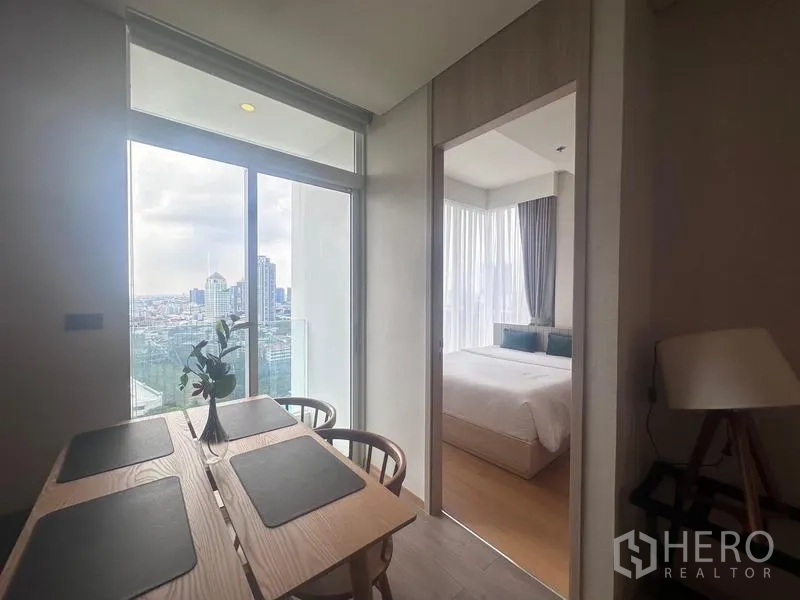 คอนโด ให้เช่า - มุมรับประทานอาหารติดประตูบานเลื่อนกระจก มองเห็นวิวเมือง และทางเข้าห้องนอน