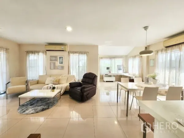 บ้าน ให้เช่าในPrawet, Bangkok - ห้องนั่งเล่นและรับประทานอาหารกว้าง พื้นกระเบื้องมัน เฟอร์นิเจอร์และเครื่องปรับอากาศ