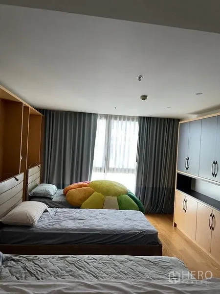 คอนโด ให้เช่าหรือขายในSathon, Bangkok - ห้องนอนที่สอง เตียงเดี่ยวหลายเตียง พร้อมตู้บิวท์อินและหน้าต่างผ้าม่าน