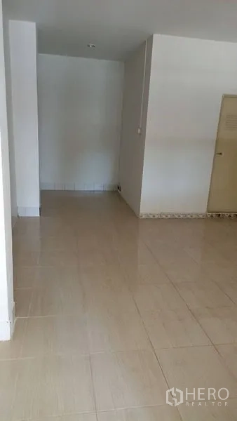 Retail Space for sale in Lam Luk Ka, Pathum Thani - Spacious open room with glossy beige floor tiles and white walls.
