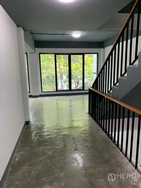 อาคารพาณิชย์ ให้เช่าในKhlong Toei, Bangkok - โถงบันไดราวเหล็กสีดำ ภายหน้ามีหน้าต่างสูงมองเห็นต้นไม้ด้านนอก