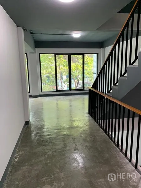 อาคารพาณิชย์ ให้เช่าในKhlong Toei, Bangkok - โถงบันไดราวเหล็กสีดำ ภายหน้ามีหน้าต่างสูงมองเห็นต้นไม้ด้านนอก