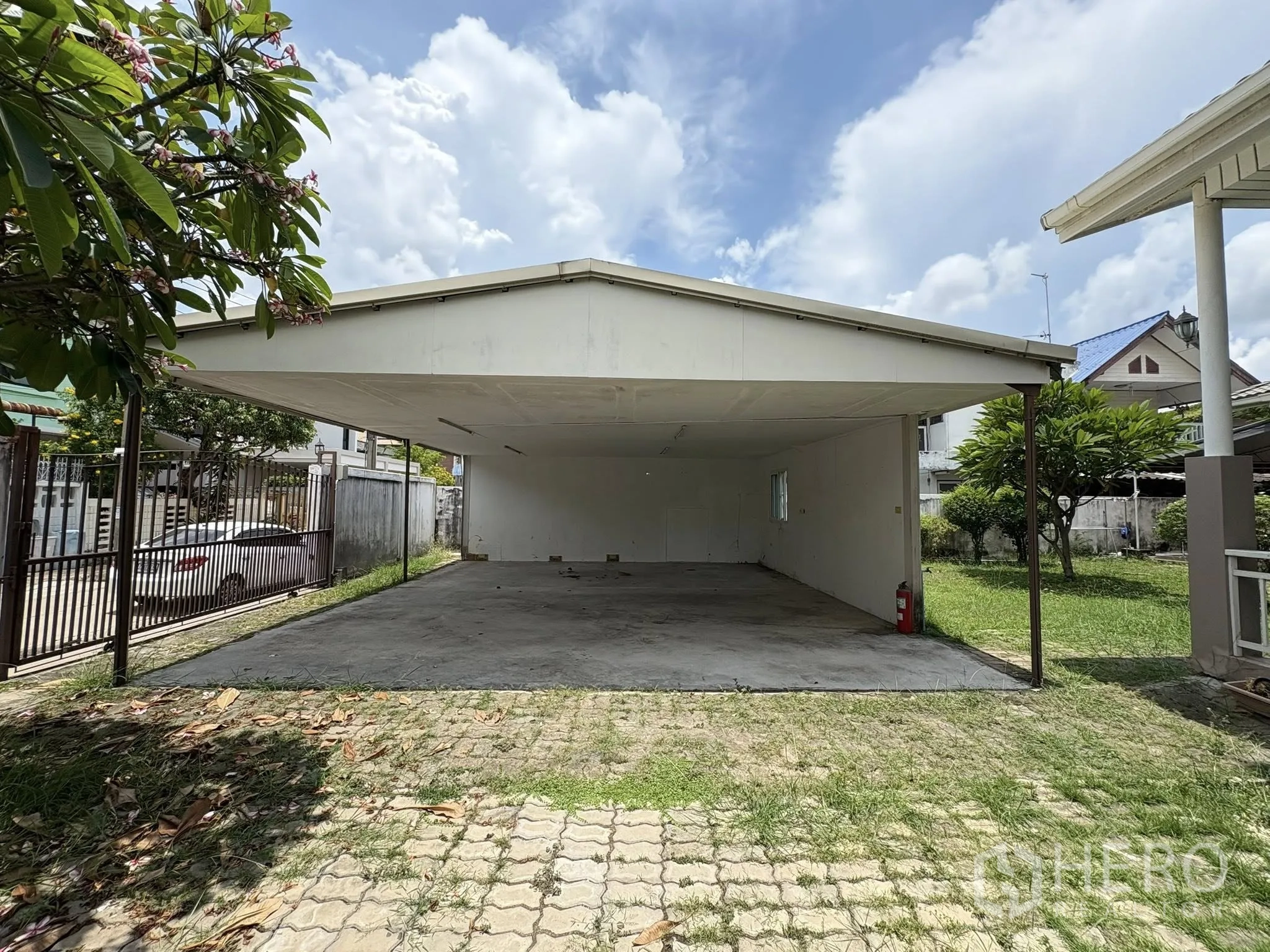 บ้าน ขายในPhra Khanong, Bangkok - โรงจอดรถขนาดใหญ่ โครงเปิด พื้นคอนกรีตและประตูรั้ว