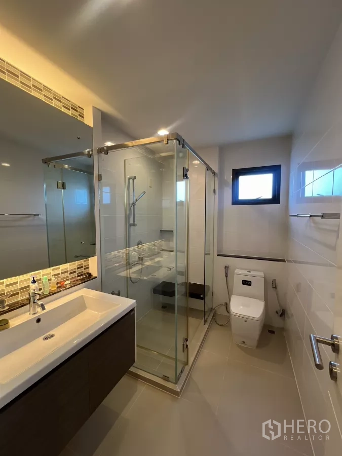 บ้าน ให้เช่าในBang Kapi, Bangkok - ห้องน้ำหลักพร้อมตู้กระจกกั้นอาบน้ำ อ่างล้างหน้า และโถสุขภัณฑ์