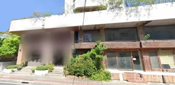 零售空间 出租在Watthana, Bangkok - 临街零售店面外立面，宽阔台阶与双开玻璃门，大面积玻璃橱窗、木质细节与遮雨棚，前方人行道宽敞并有绿植。