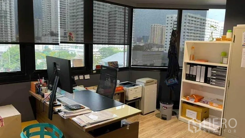 สำนักงาน ให้เช่าในKhlong Toei, Bangkok - โต๊ะผู้จัดการติดหน้าต่างมุมอาคาร มองเห็นวิวเมืองและชั้นเก็บของ