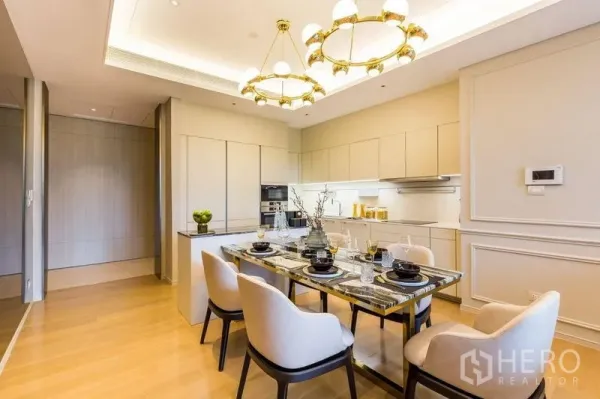คอนโด ให้เช่าในPathum Wan, Bangkok - พื้นที่รับประทานอาหารโต๊ะหินอ่อน ใต้โคมไฟทอง คู่กับครัวสีขาวทันสมัย