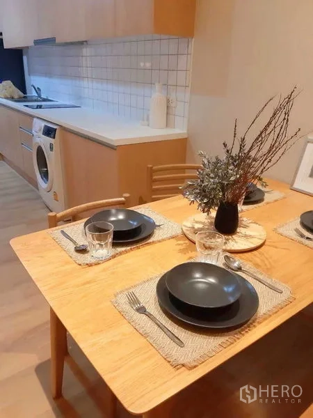 คอนโด ให้เช่าในRatchathewi, Bangkok - ครัวเปิดท็อปยาว กระเบื้องกันเปื้อน โต๊ะทานข้าว 4 ที่นั่ง