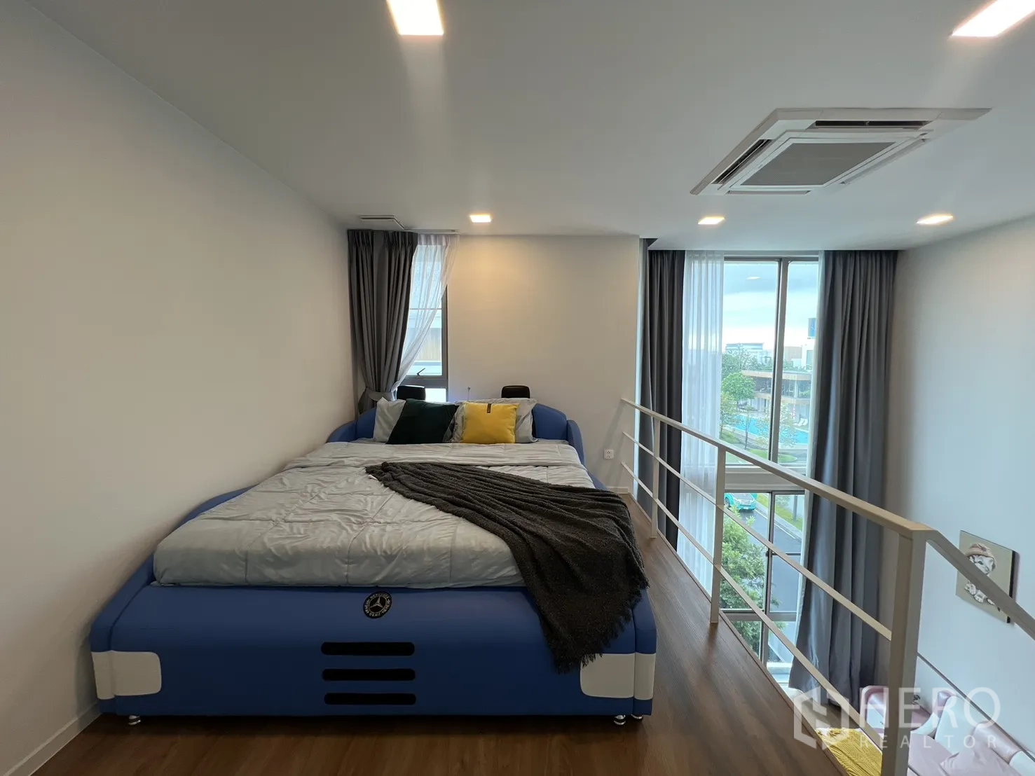 独立式住宅 出租在Saphan Sung, Bangkok - 卧室一角，楼梯通阁楼与整面玻璃