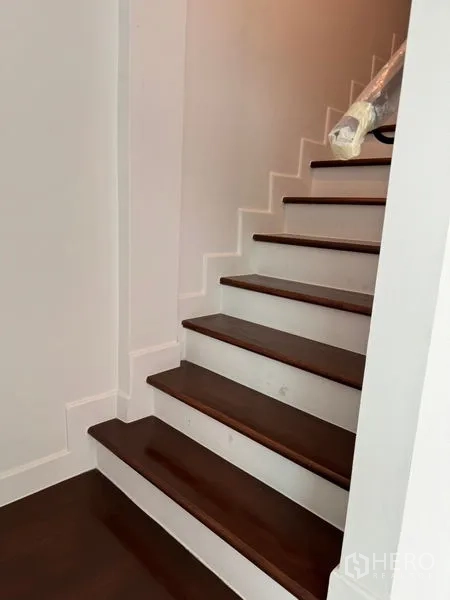 สำนักงานที่บ้าน ให้เช่าหรือขายในBang Na, Bangkok - บันไดไม้สีน้ำตาลลูกนอนหนา โครงสีขาว ภายในโฮมออฟฟิศ