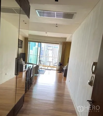 公寓 出租在Khlong Toei, Bangkok - 通透的客餐厅，木地板，连接带城市景观的阳台。