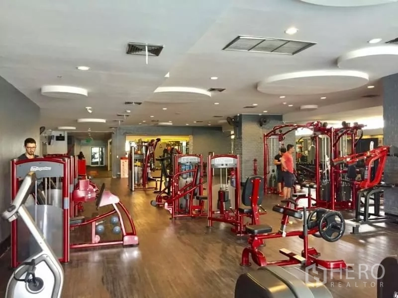 公寓 出租在Khlong Toei, Bangkok - 健身房另一角度，展示力量器械与跑步机。