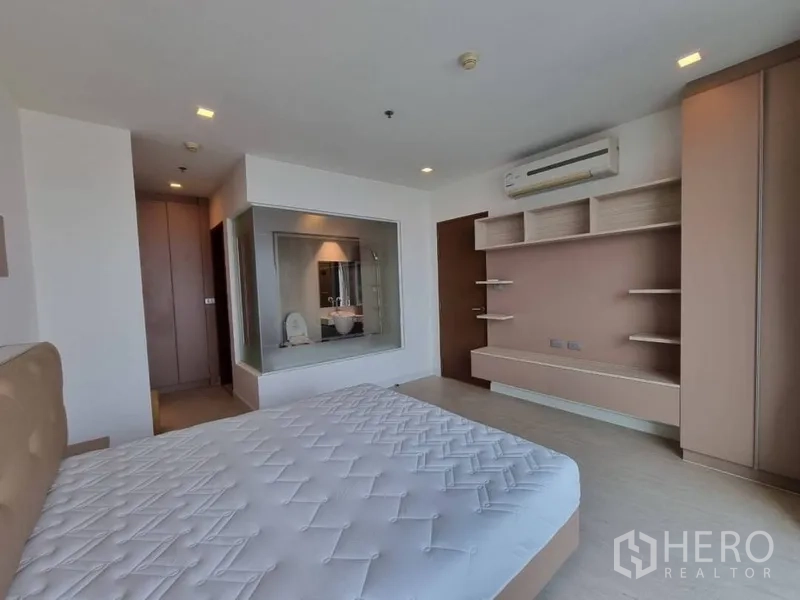 คอนโด ให้เช่าในWatthana, Bangkok - ห้องนอนหลักพร้อมชั้นวางบิลต์อินและผนังกระจกเชื่อมห้องน้ำ