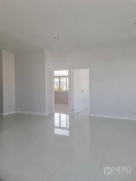 โรงงาน ให้เช่าหรือขายในLam Luk Ka, Pathum Thani - ออฟฟิศโล่งเชื่อมต่อไปยังห้องทำงานส่วนตัว