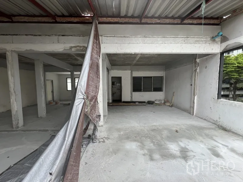 พื้นที่ขายปลีก ให้เช่าในWatthana, Bangkok - ชั้นกึ่งเปิดโล่งกำลังก่อสร้าง พื้นคอนกรีตและหน้าต่างบานเกล็ด