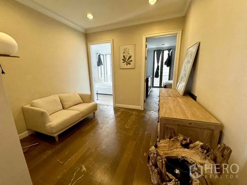 ทาวน์เฮาส์ ให้เช่าในWatthana, Bangkok - โถงชั้นบนพร้อมโซฟาตัวเล็กและคอนโซลไม้ เชื่อมสู่ห้องนอน.