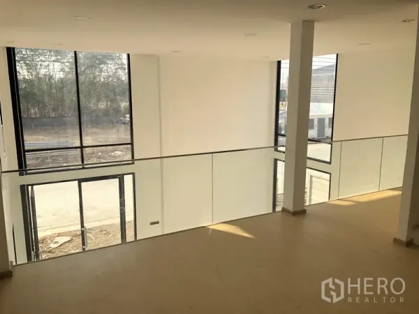 โรงงาน ขายในThanyaburi, Pathum Thani - มุมมองจากชั้นลอยลงสู่ทางเข้า พร้อมกระจกบานสูงเต็มผนัง