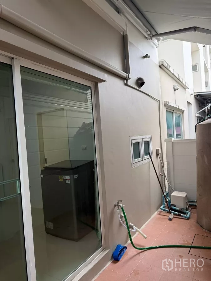 ทาวน์เฮาส์ ให้เช่าในSuan Luang, Bangkok - ลานซักล้างด้านหลัง ประตูบานเลื่อน ก๊อกน้ำ และพื้นที่เก็บของ