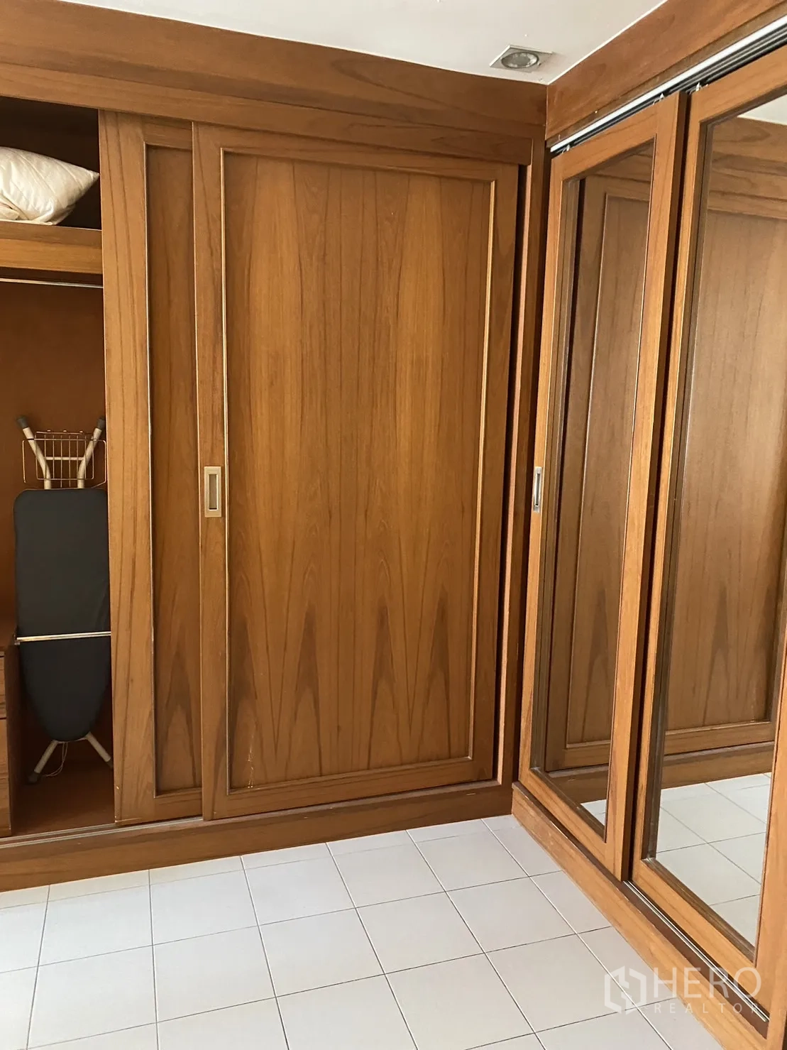 ทาวน์เฮาส์ ให้เช่าในKhlong Toei, Bangkok - ตู้เสื้อผ้าบิลท์อินไม้ บานเลื่อน พร้อมบานกระจกเงา