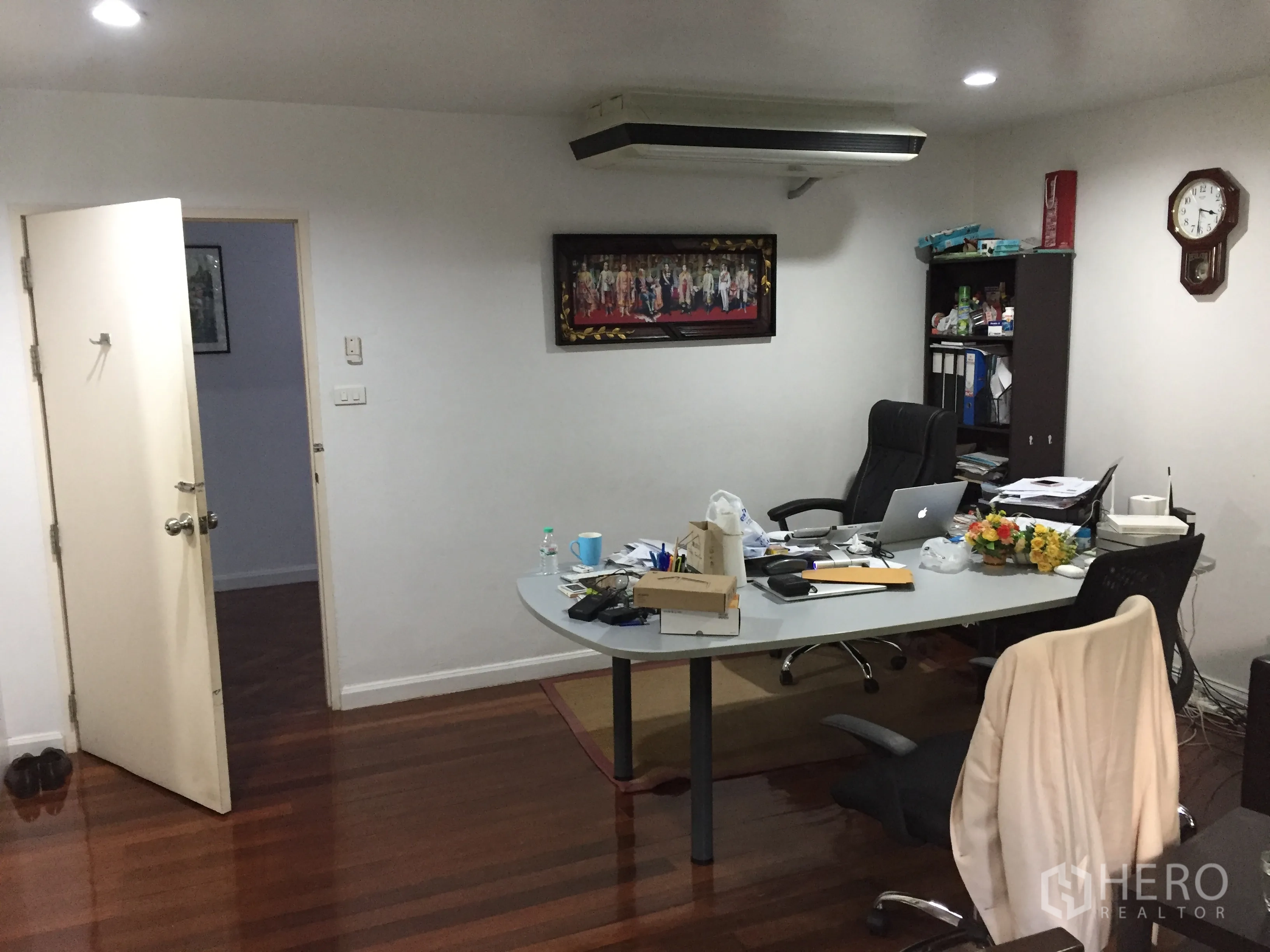 ทาวน์เฮาส์ ให้เช่าในWatthana, Bangkok - ห้องทำงานพื้นไม้ พร้อมโต๊ะทำงานขนาดใหญ่ และตู้เก็บเอกสาร