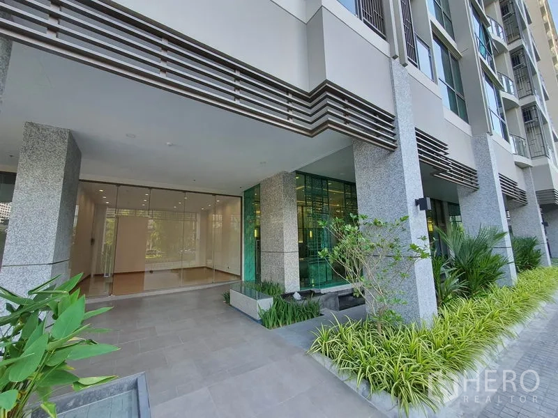 พื้นที่ขายปลีก ให้เช่าในWatthana, Bangkok - ทางเข้าอาคารสมัยใหม่พร้อมสวน นำทางสู่หน้าร้านกระจก