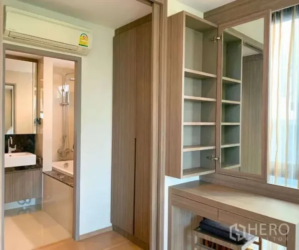 คอนโด ให้เช่า - มุมแต่งตัวพร้อมตู้เสื้อผ้าบิวท์อิน ชั้นเก็บของ และทางเข้าห้องน้ำ