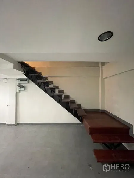 带办公室的家 出租在Chatuchak, Bangkok - 金属楼梯配木质踏板，靠白墙