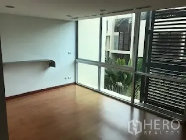 ทาวน์เฮาส์ ให้เช่าหรือขายในYan Nawa, Bangkok - ห้องมุมสว่าง ผนังกระจกสูงจรดเพดาน พื้นไม้ มองเห็นสวน ในทาวน์เฮ้าส์ยานนาวา