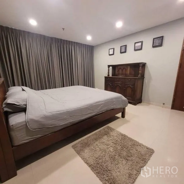 คอนโด ให้เช่าในWatthana, Bangkok - ห้องนอนที่สองเตียงไม้โทนเข้ม ตู้โบราณ และผ้าม่านหนา