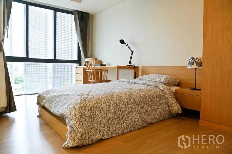 คอนโด ให้เช่าในWatthana, Bangkok - ห้องนอนสว่างโปร่ง หน้าต่างบานใหญ่ ผ้าม่าน เตียงแพลตฟอร์ม และโต๊ะทำงานมองเห็นวิวเมือง