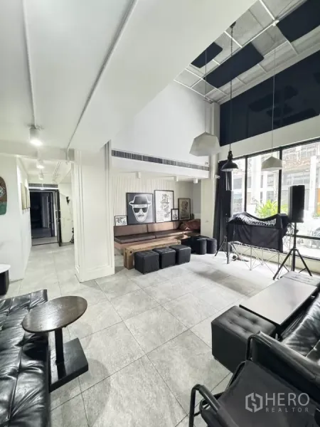 อาคารพาณิชย์ ให้เช่าในKhlong Toei, Bangkok - พื้นที่ชั้นล่างแบบเปิดโล่ง เพดานสูง กระจกบานใหญ่ ม้านั่งบิวท์อิน และพื้นกระเบื้อง