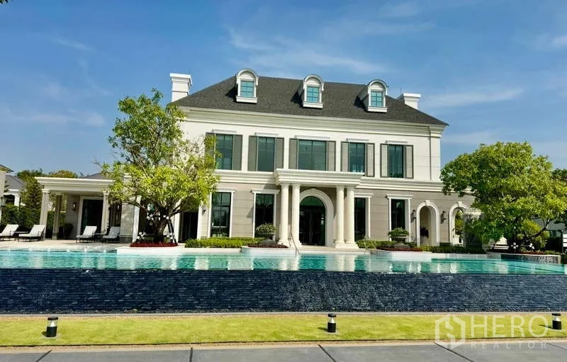 独立式住宅 出租在Bang Phli, Samut Prakan - 高端会所外立面，古典立柱与度假式泳池。