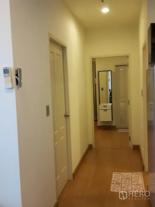 คอนโด ให้เช่าในYan Nawa, Bangkok - โถงทางเดินสว่างพื้นลามิเนตไม้ นำไปสู่ห้องนอนและห้องน้ำ