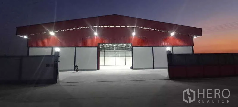 货栈 出租或出售在Khlong Luang, Pathum Thani - 正面开门视角，显露明亮通透的大跨度仓储空间。