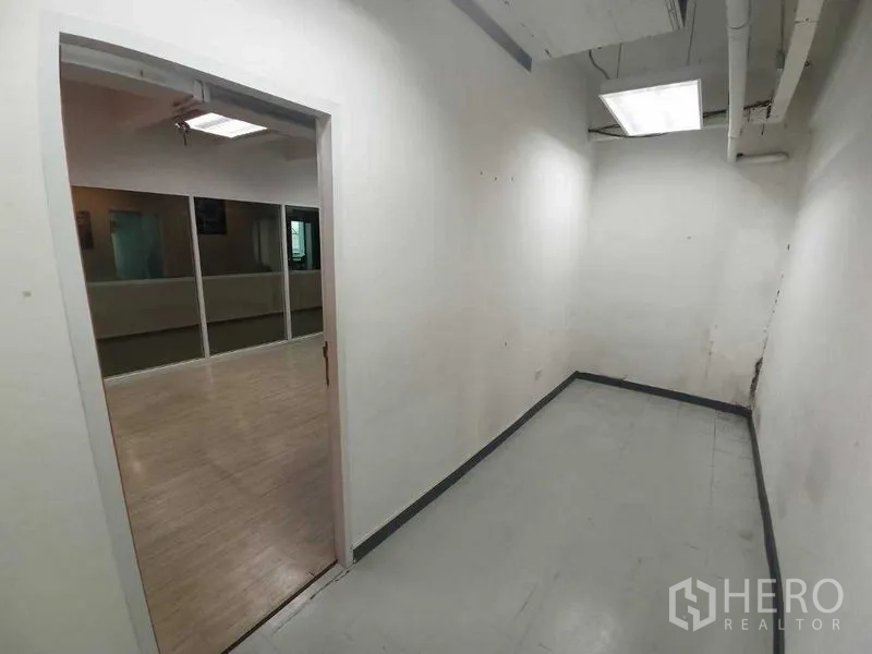 สำนักงาน ให้เช่าในRatchathewi, Bangkok - ห้องเก็บของหรือยูทิลิตี ทางเดินแคบ ผนังสีขาว ท่อบนเพดานและไฟสว่าง