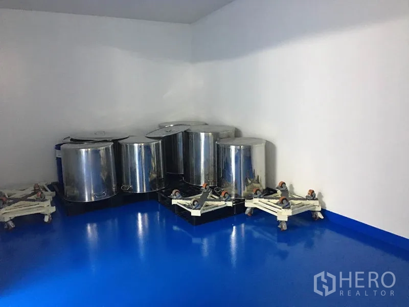 工厂 出租或出售在Pathum Thani - 仓储区，多只不锈钢储罐放置在移动底座上。