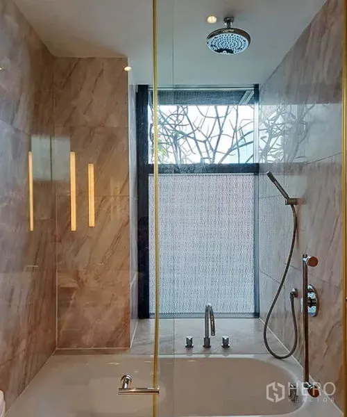 คอนโด ให้เช่าในSathon, Bangkok - ห้องน้ำหินอ่อนพร้อมตู้กระจกอาบน้ำ ฝักบัวเรนชาวเวอร์ อ่างอาบน้ำ และหน้าต่างฝ้า