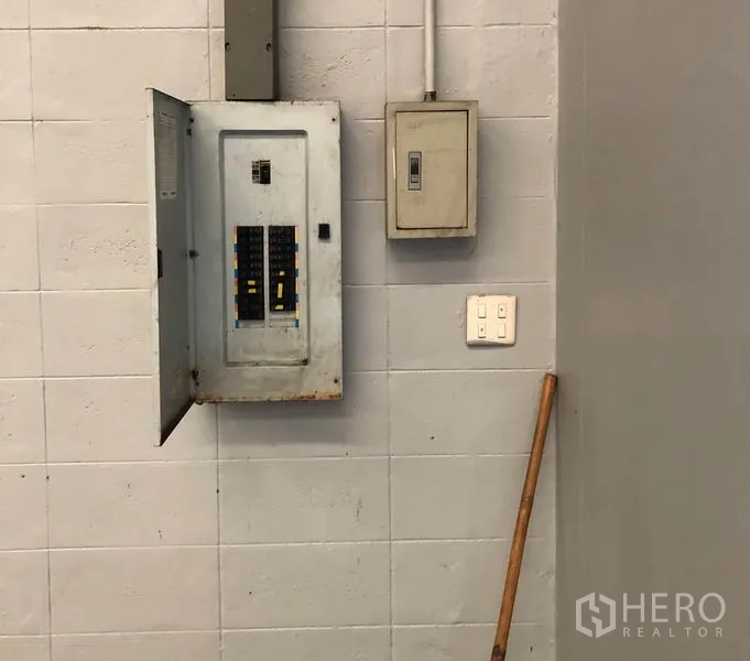 工厂 出租在Pathum Thani - 工厂墙上安装的电控配电箱与断路器。