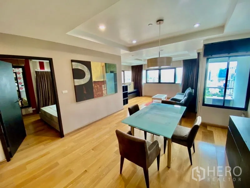 คอนโด ให้เช่าหรือขายในSathon, Bangkok - โถงนั่งเล่น–รับประทานอาหาร พื้นไม้ ทางเข้าสู่ห้องนอน พร้อมวิวเมือง
