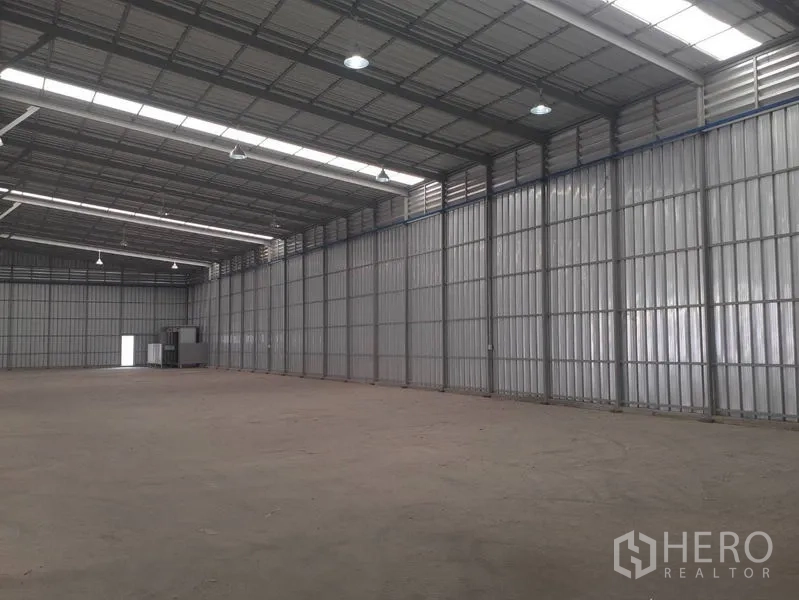 คลังสินค้า ให้เช่าในNong Chok, Bangkok - ภายในโกดังเพดานสูง เห็นช่องแสงและโคมไฟแขวน