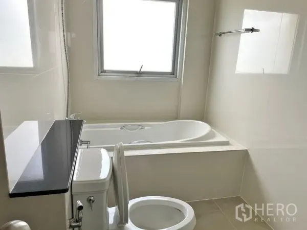 คอนโด ให้เช่าในKhlong Toei, Bangkok - ห้องน้ำสะอาดพร้อมอ่างอาบน้ำ ฝักบัว หน้าต่าง และโถสุขภัณฑ์